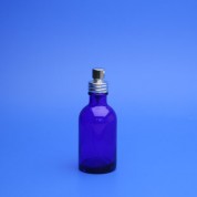 Mėlynos spalvos stiklo buteliukas, 50 ml, PH18 su purkštuku Mėlynos spalvos stiklo buteliukas, 50 ml, PH18 su purkštuku